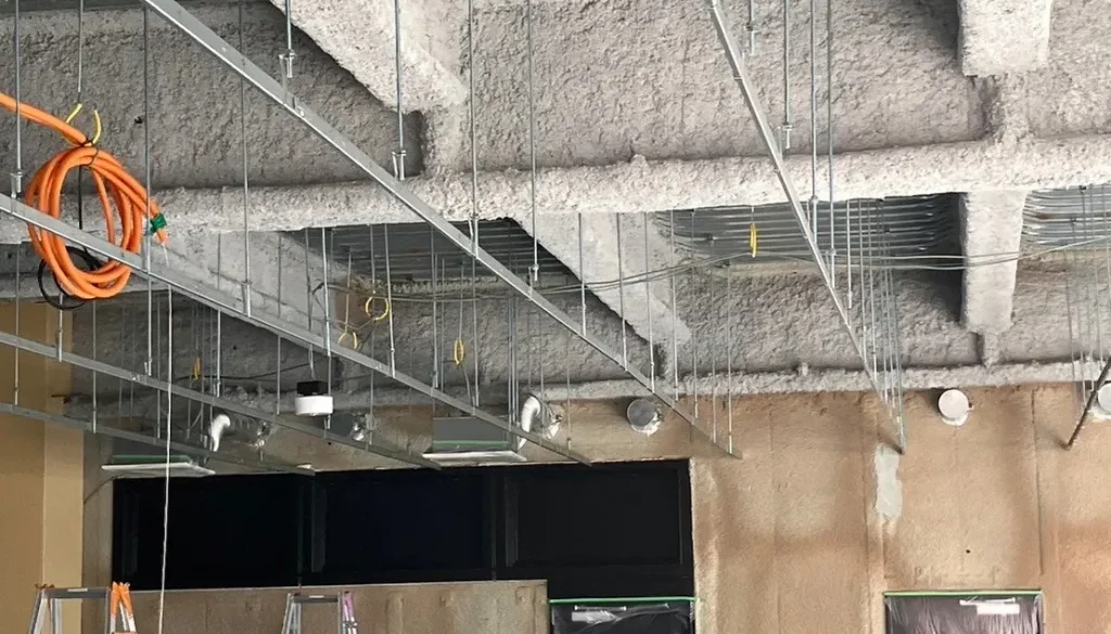 埼玉県蕨市の店舗改修工事における天井造りを施工