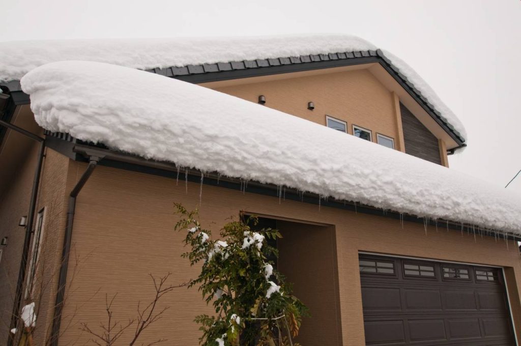雪が積もった屋根