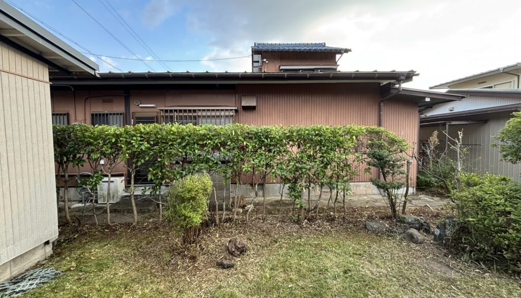 岐阜市にてお庭の草取り、剪定作業